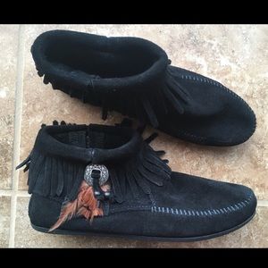 Minnetonka Concho Feather Boot